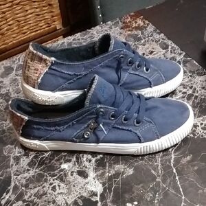 Blowfish Malibu Womens Sneakers. Navy W/ Tweed Fabric Patch On Each Heel.